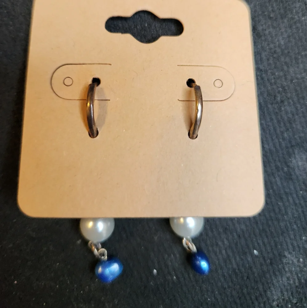 Elegant Red and Blue Pearl Dangle Earrings - Picture 2 of 2